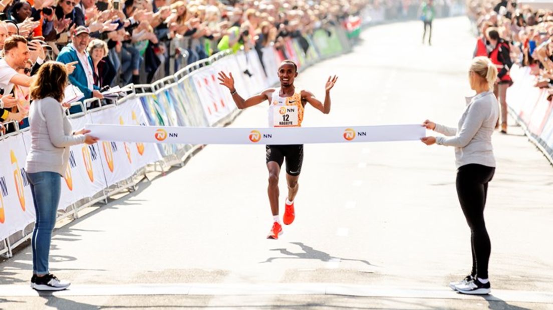 Nageeye finisht tijdens zijn succesvolle marathon in Rotterdam.