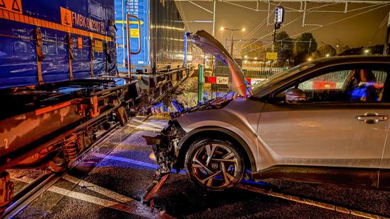 Auto komt in botsing met goederentrein, rest van de avond geen treinen tussen Zutphen en Arnhem