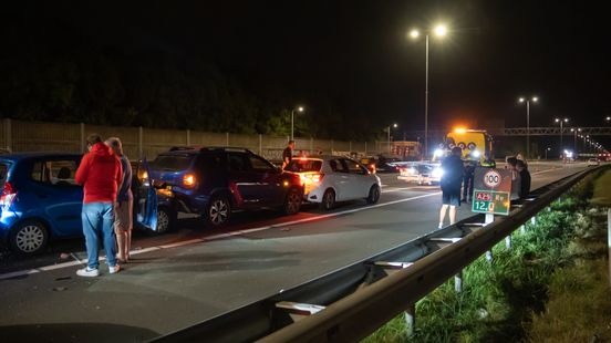 Kettingbotsing vlak voor afsluiting snelweg. Kettingbotsing vlak voor afsluiting snelweg.