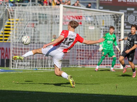 FC Emmen sleept met tien man drie punten uit het vuur