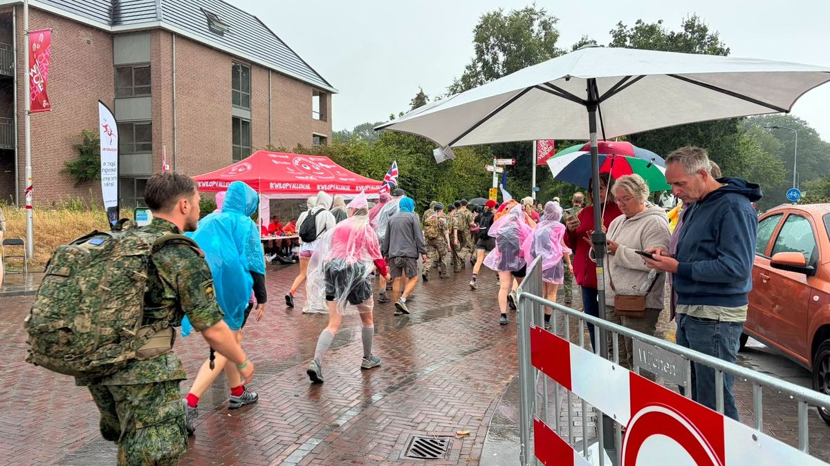 LIVE VIERDAAGSE | Roze Woensdag onderweg • poncho's moeten even aan