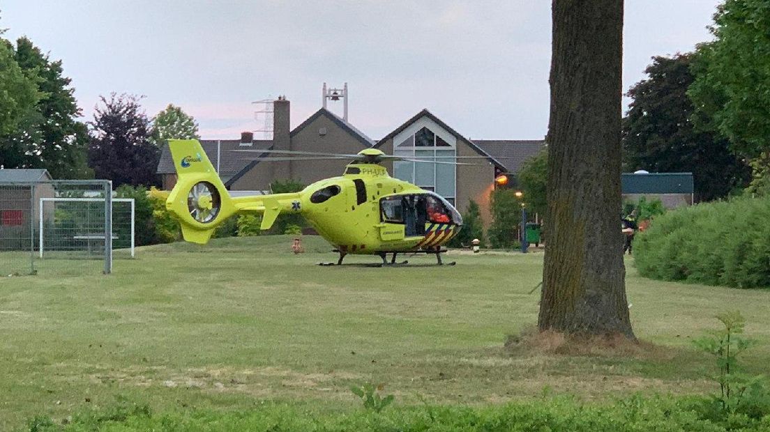Op de Van Hallstraat in Elst is maandagavond een persoon neergestoken. De politie zette de straat deels af na het incident.