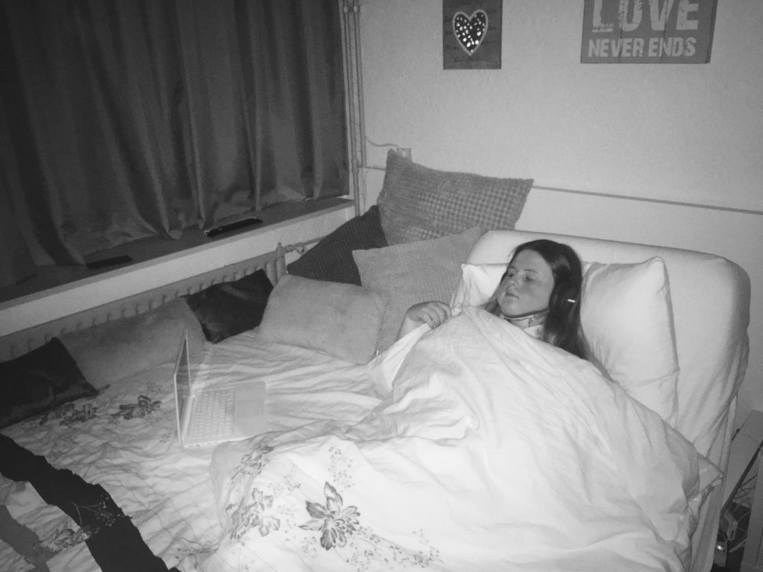 Amy in bed op haar kamer
