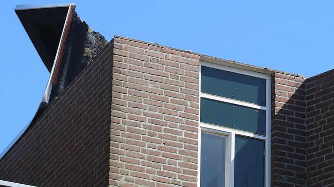In de Palestrinaweg in Den Haag kwam een deel van een dak naar beneden.