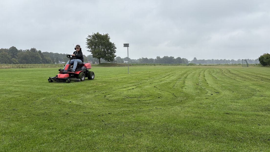 Het grasveld van de camping is groter dan menig tuin, dus Brent kan hier lekker veel maaien