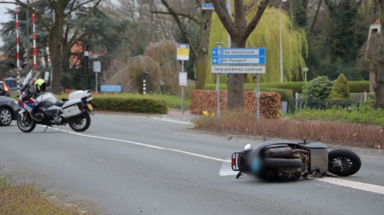 Scooterrijder gewond bij botsing met auto in Coevorden. Scooterrijder gewond bij botsing met auto in Coevorden.