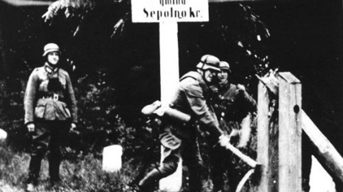 Duitse soldaten vernielen een slagboom langs de Duits-Poolse grens - foto Wikipedia