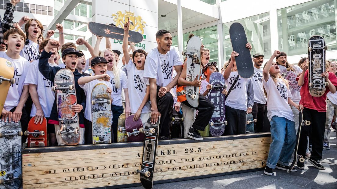 Demonstrerende skaters op het Spuiplein