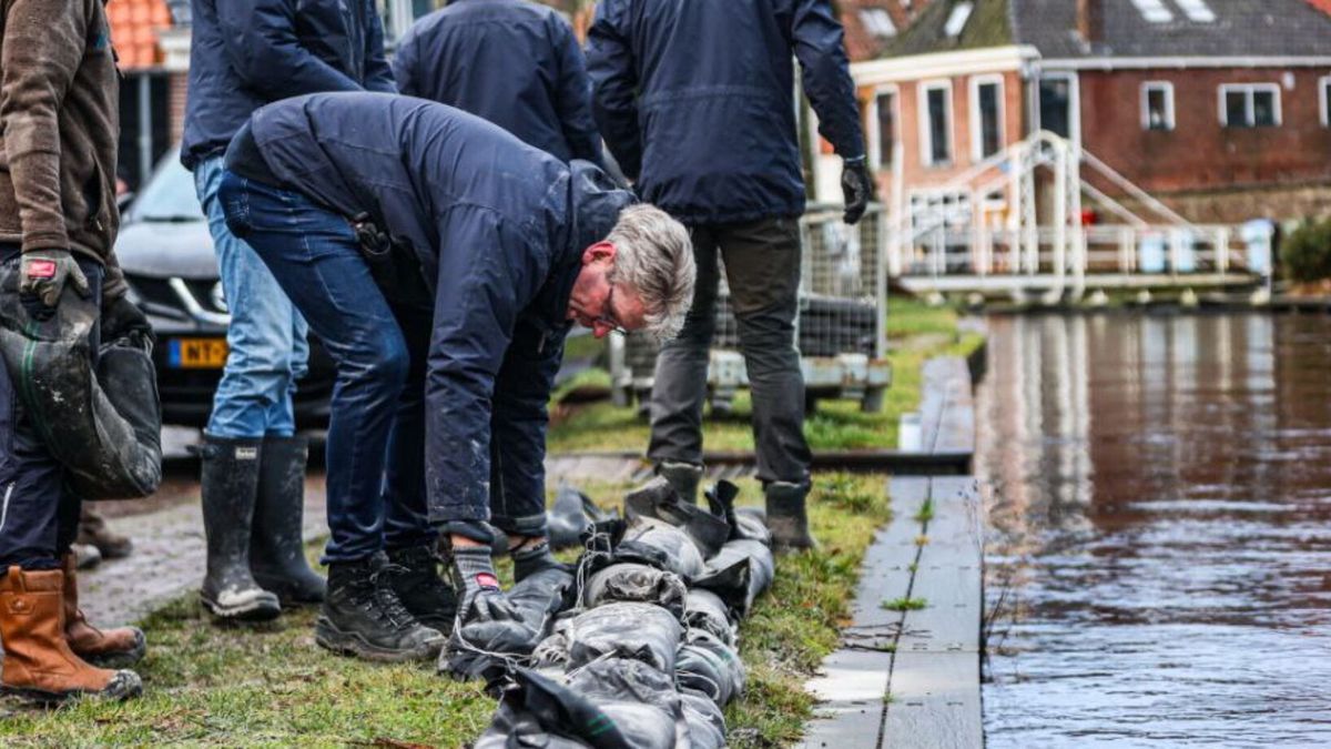 Waterstand stijgt: zandzakken en pompen moeten huizen droog houden