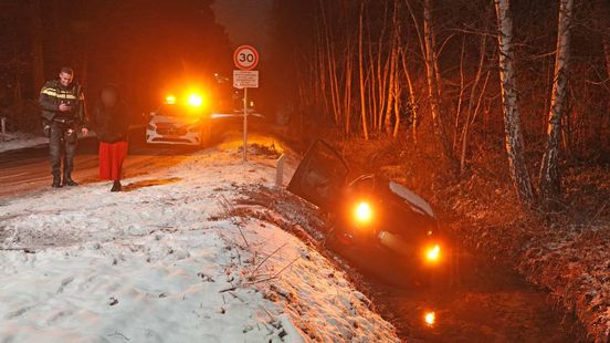 Twee ongelukken op gladde weg in Weert. Twee ongelukken op gladde weg in Weert.