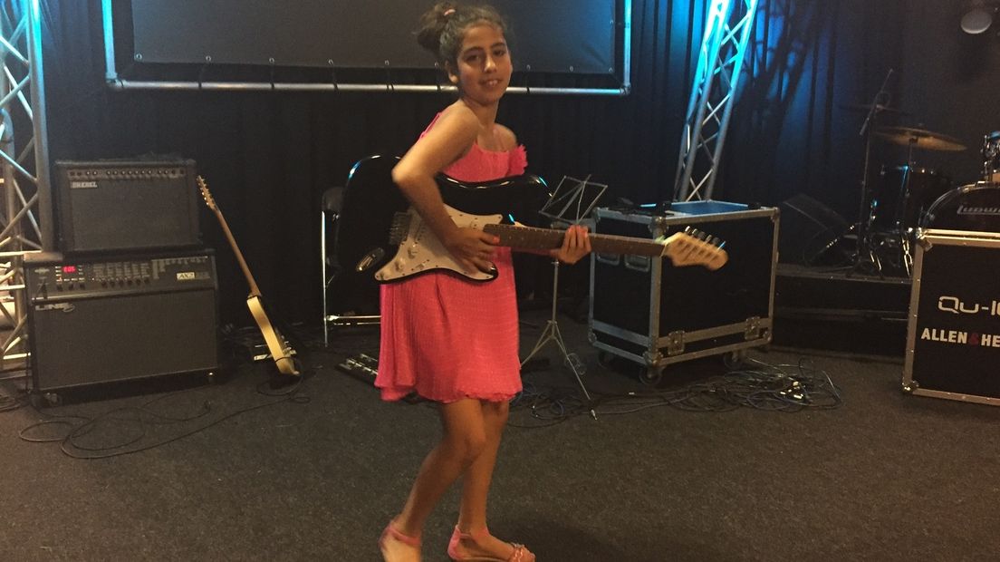 Rahaf Badran op haar gitaar