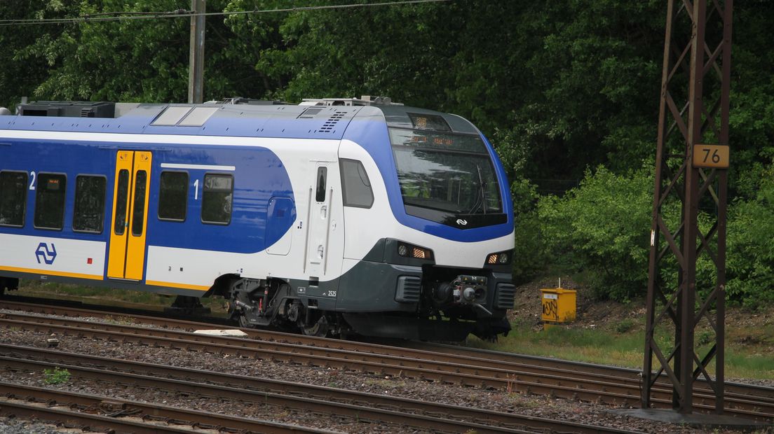 Op station Ede-Wageningen is een sprinter naast de rails gekomen. Daardoor rijden er geen treinen tussen Ede-Wageningen en Wolfheze.