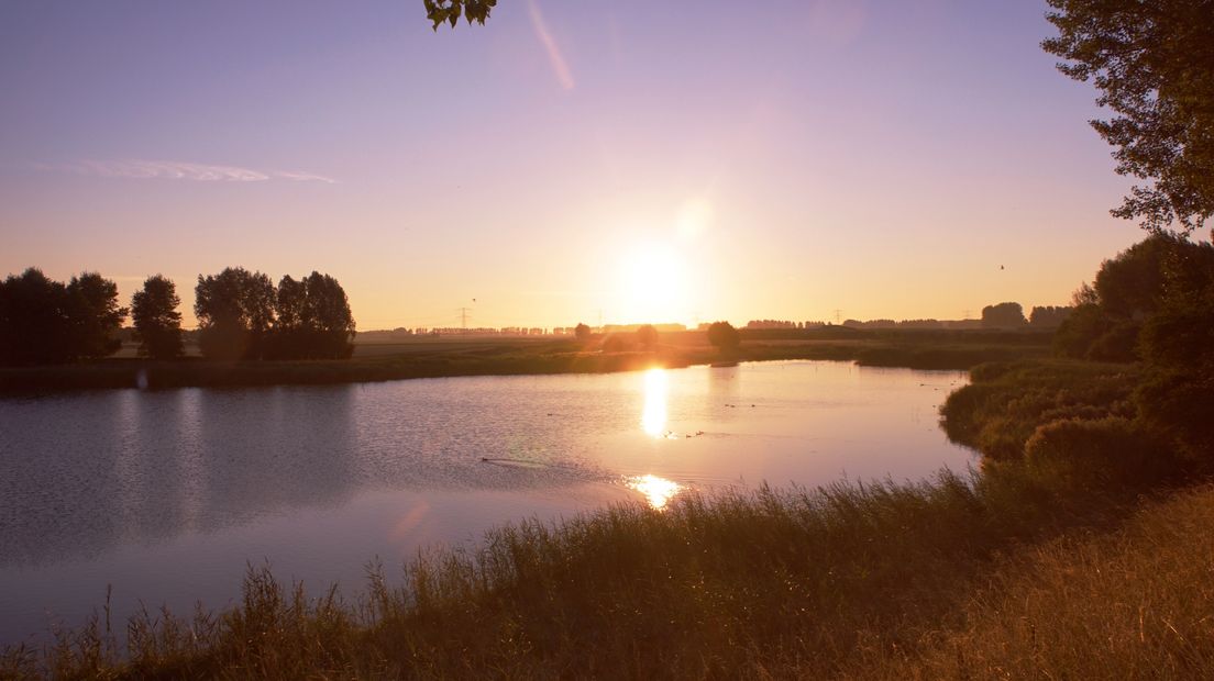 Opkomende zon bij 's-Heerenhoek.