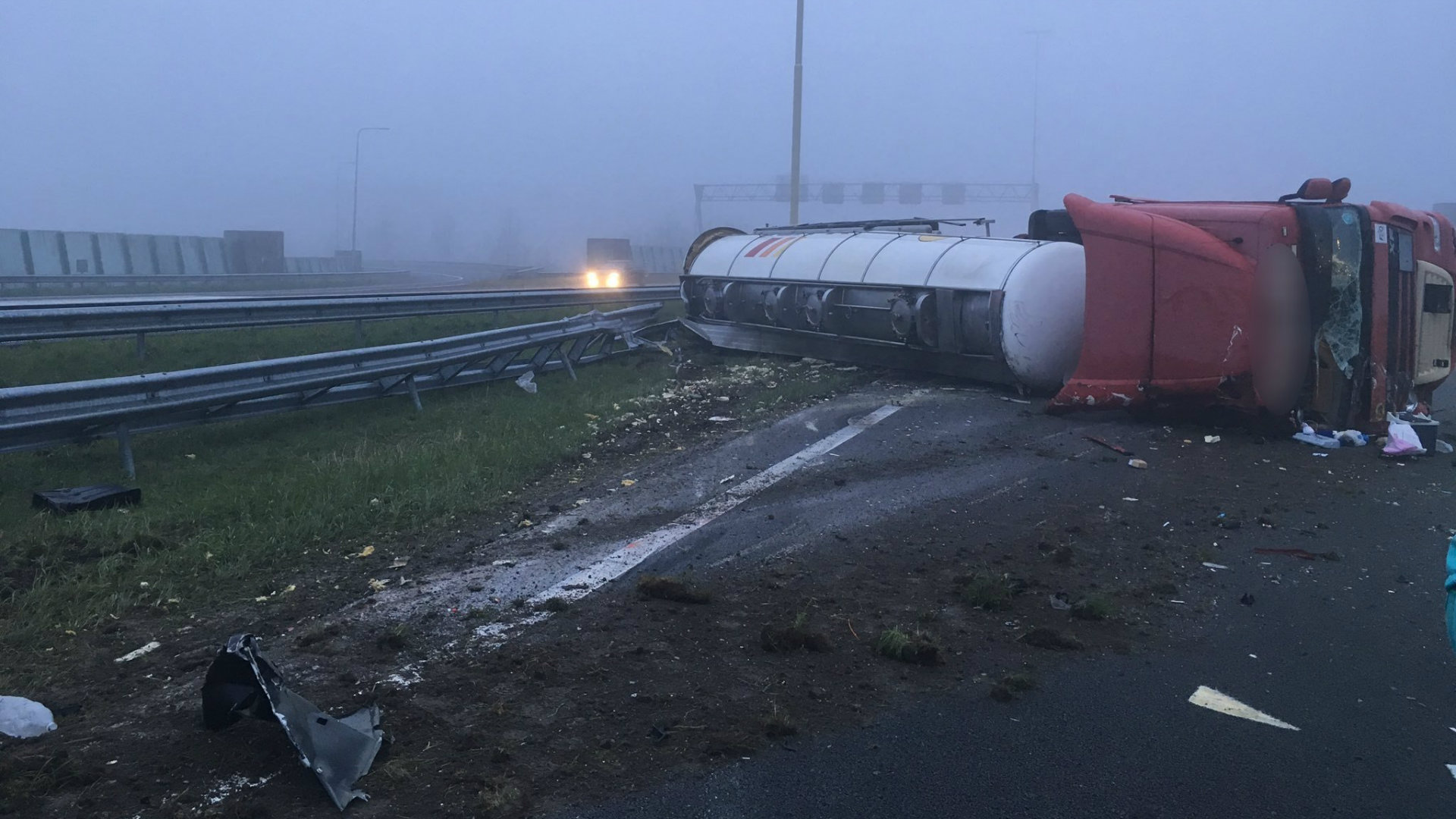 Verkeerschaos Door Gekantelde Tankwagen Op A2 Voorbij, Rijstroken ...