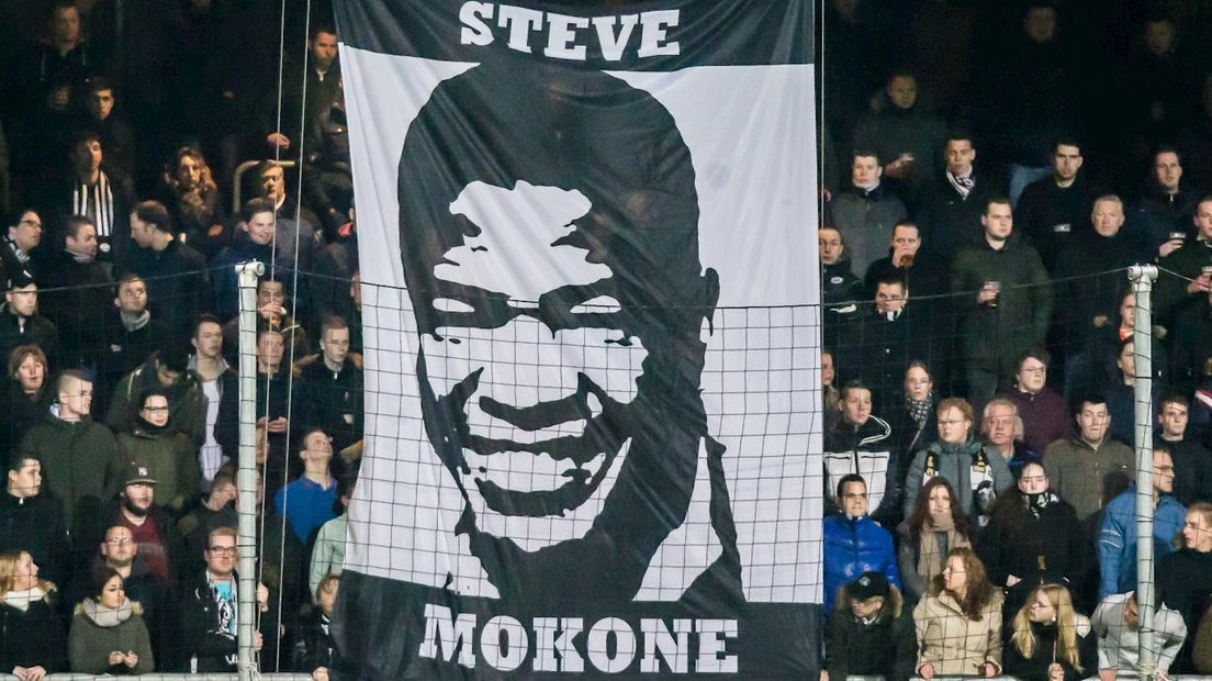 Voor de wedstrijd was er een eerbetoon aan Steve Mokone
