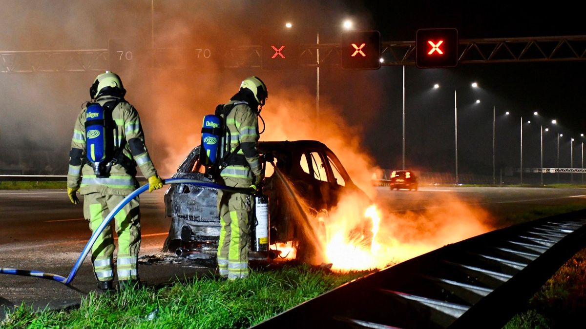 Auto vliegt in brand op A2 bij Baambrugge