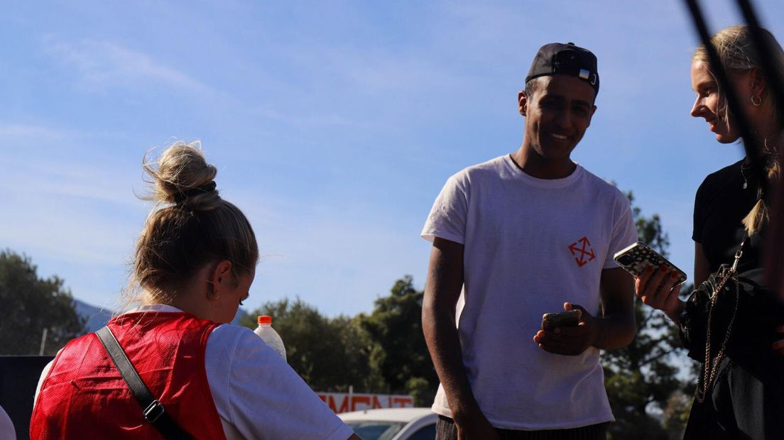Aya (l.) en Babette (r.) zetten zich op Samos en Lesbos in voor vluchtelingen