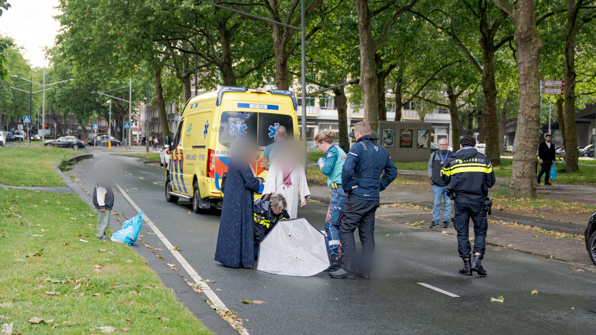 Het ongeluk gebeurde op de Dordtselaan in Rotterdam-Feijenoord.