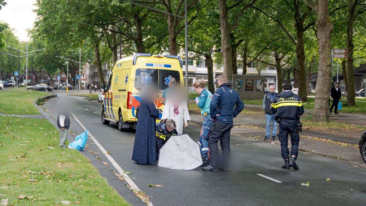 Vrouw naar ziekenhuis na aanrijding met motor in Rotterdam-Feijenoord