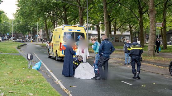 Vrouw naar ziekenhuis na aanrijding met motor in Rotterdam-Feijenoord. Vrouw naar ziekenhuis na aanrijding met motor in Rotterdam-Feijenoord.