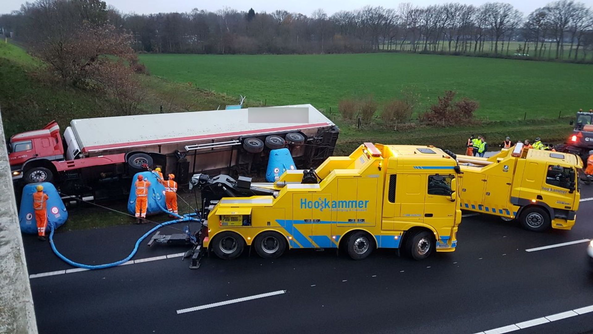 Gekantelde Vrachtwagen Op A28 Staat Weer Overeind - RTV Drenthe