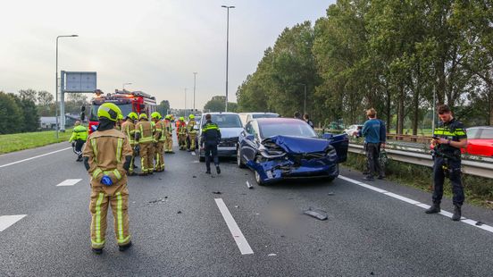 Ongeval met meerdere auto’s en vrachtwagens op A58, file neemt af. Ongeval met meerdere auto’s en vrachtwagens op A58, file neemt af.