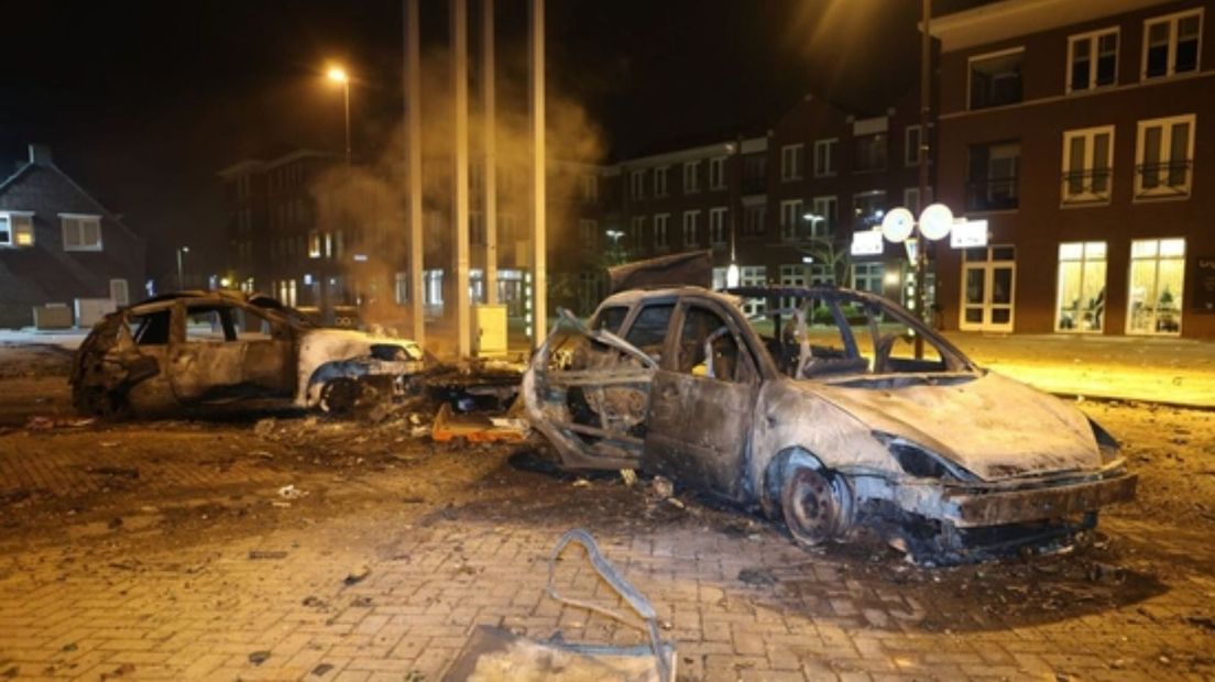 Uitgebrande auto's in Hedel tijdens de jaarwisseling.
