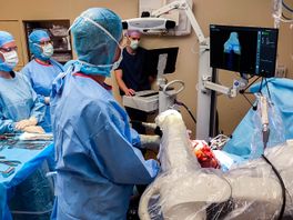 Uniek kijkje in operatiekamer: robotarm zaagt knie op maat