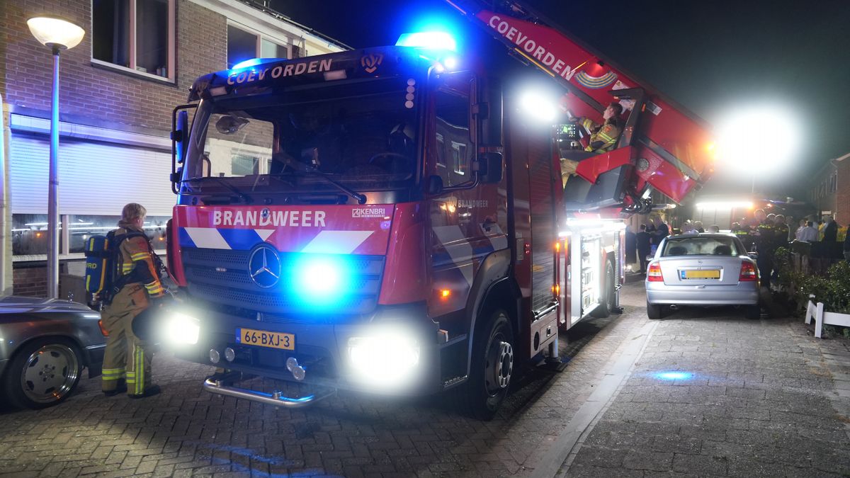 Brand in overkapping slaat over naar huis in Coevorden
