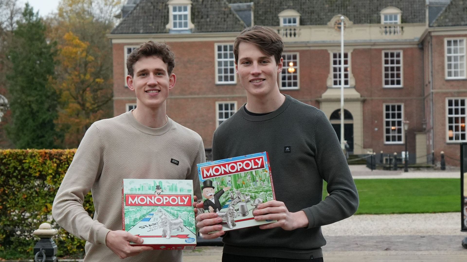 Twee broers, Rubin (links) en Joas (rechts), ontwerpen eigen Monopoly Achterhoek.