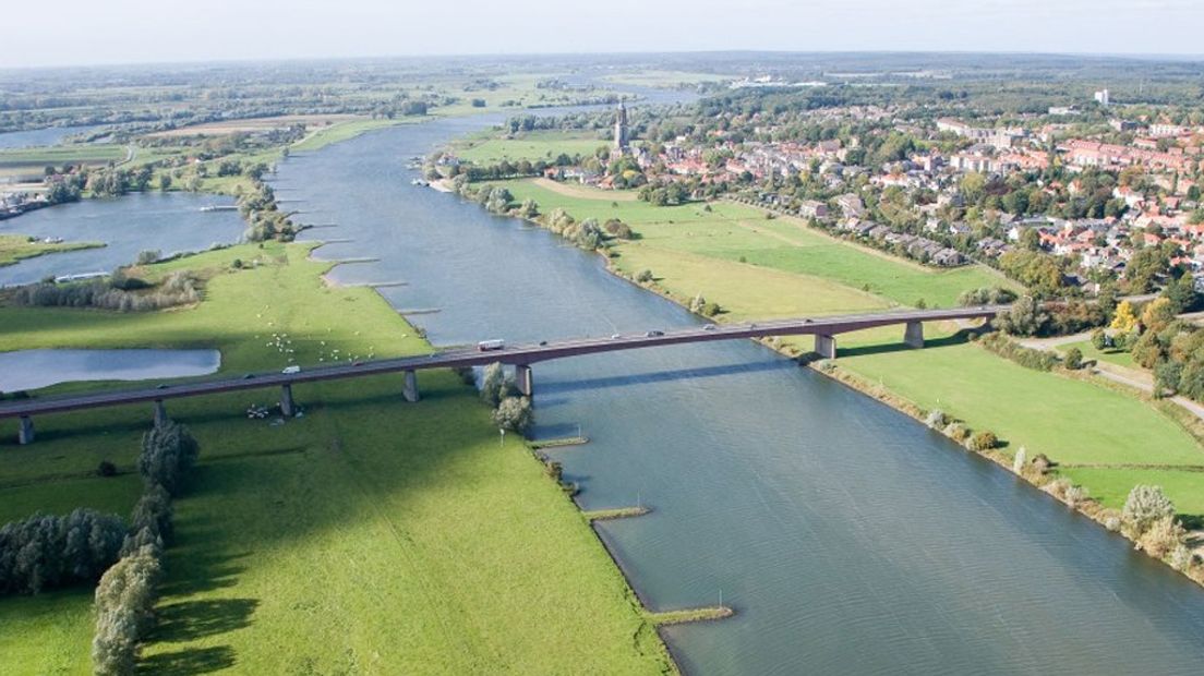 Archieffoto van de Rijnbrug bij Rhenen.