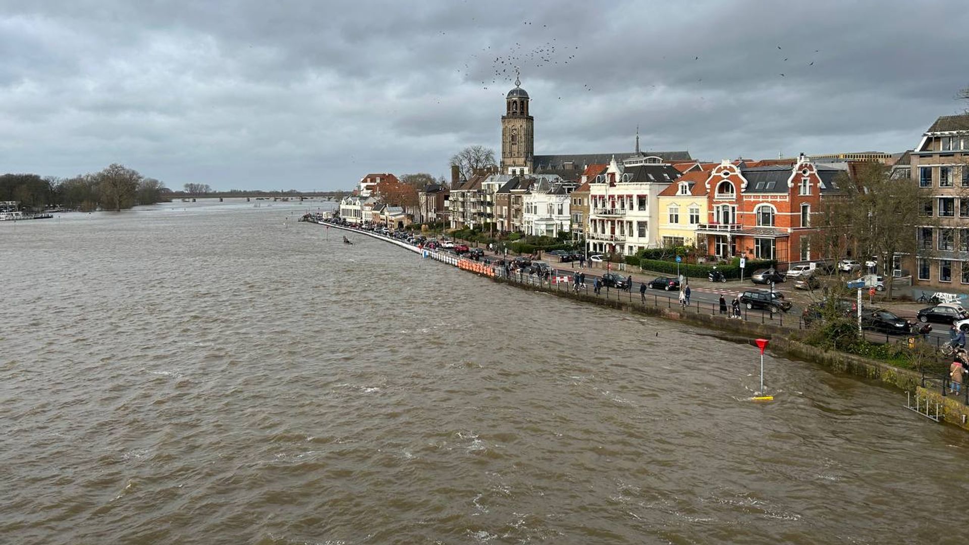 Waterpeil IJssel bij Deventer zakt alweer langzaam - RTV Oost