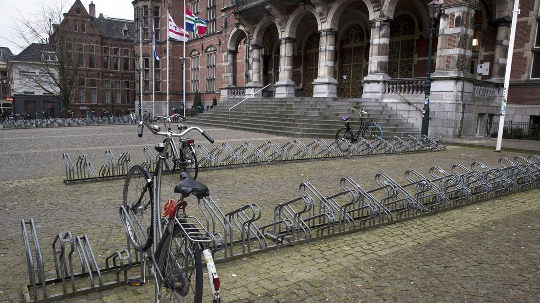 Lege fietsenrekken bij het Academiegebouw van de RUG