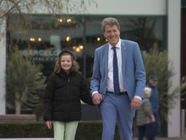 Jasmijn (10) herstelt nog van kanker, maar trekt met de burgemeester de wandelschoenen aan