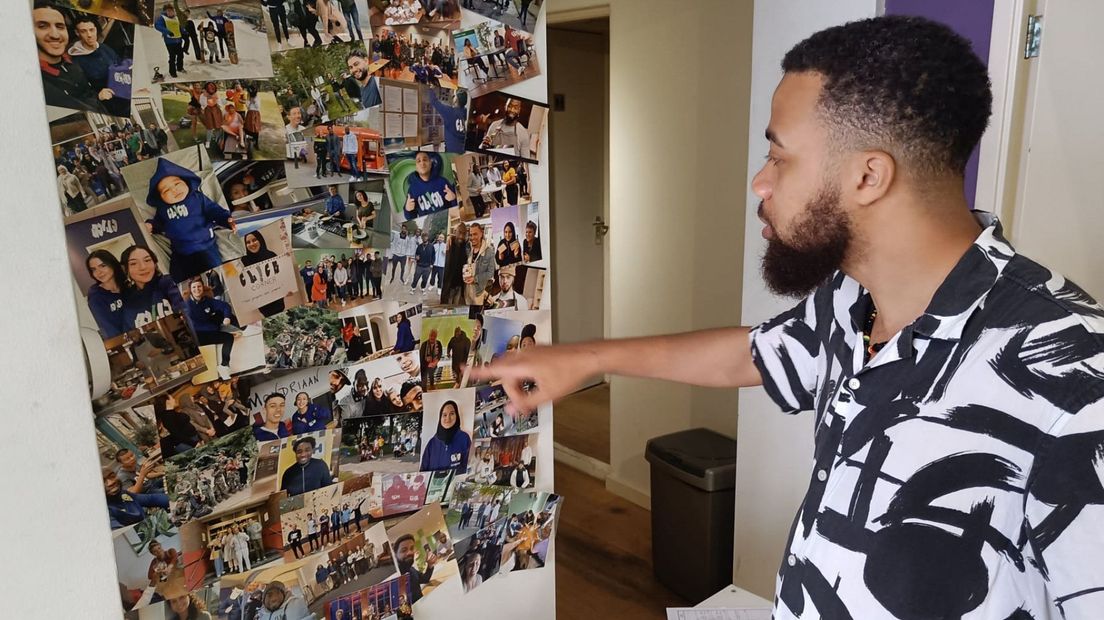 Van der Beek wijst naar foto's van gedenkwaardige momenten van de vereniging