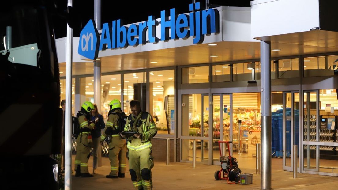 Brandweerlieden bij de supermarkt in Barneveld.