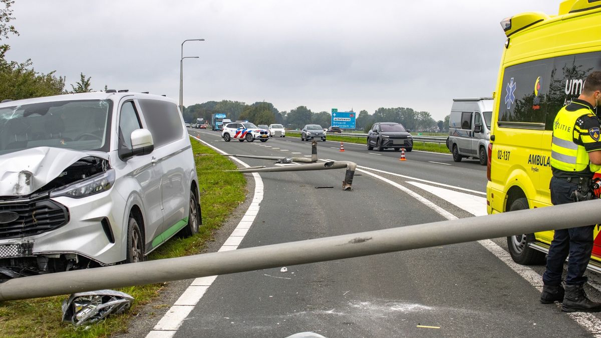 Bestelbus rijdt drie lantaarnpalen stuk op A7 bij Bolsward