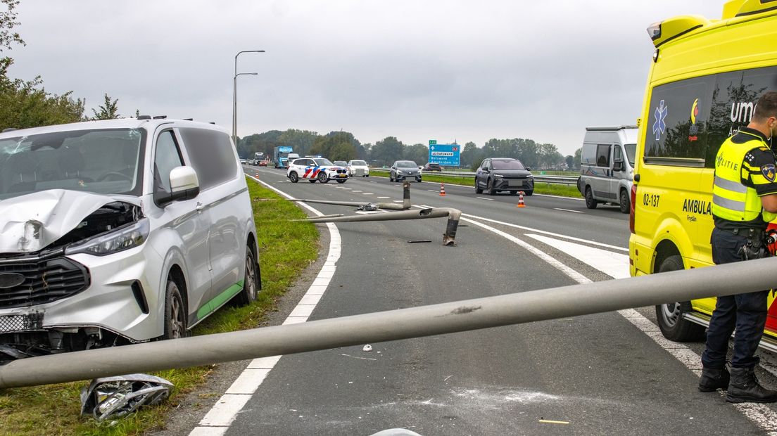 De bestelbus reed maandagmiddag drie lantaarnpalen stuk