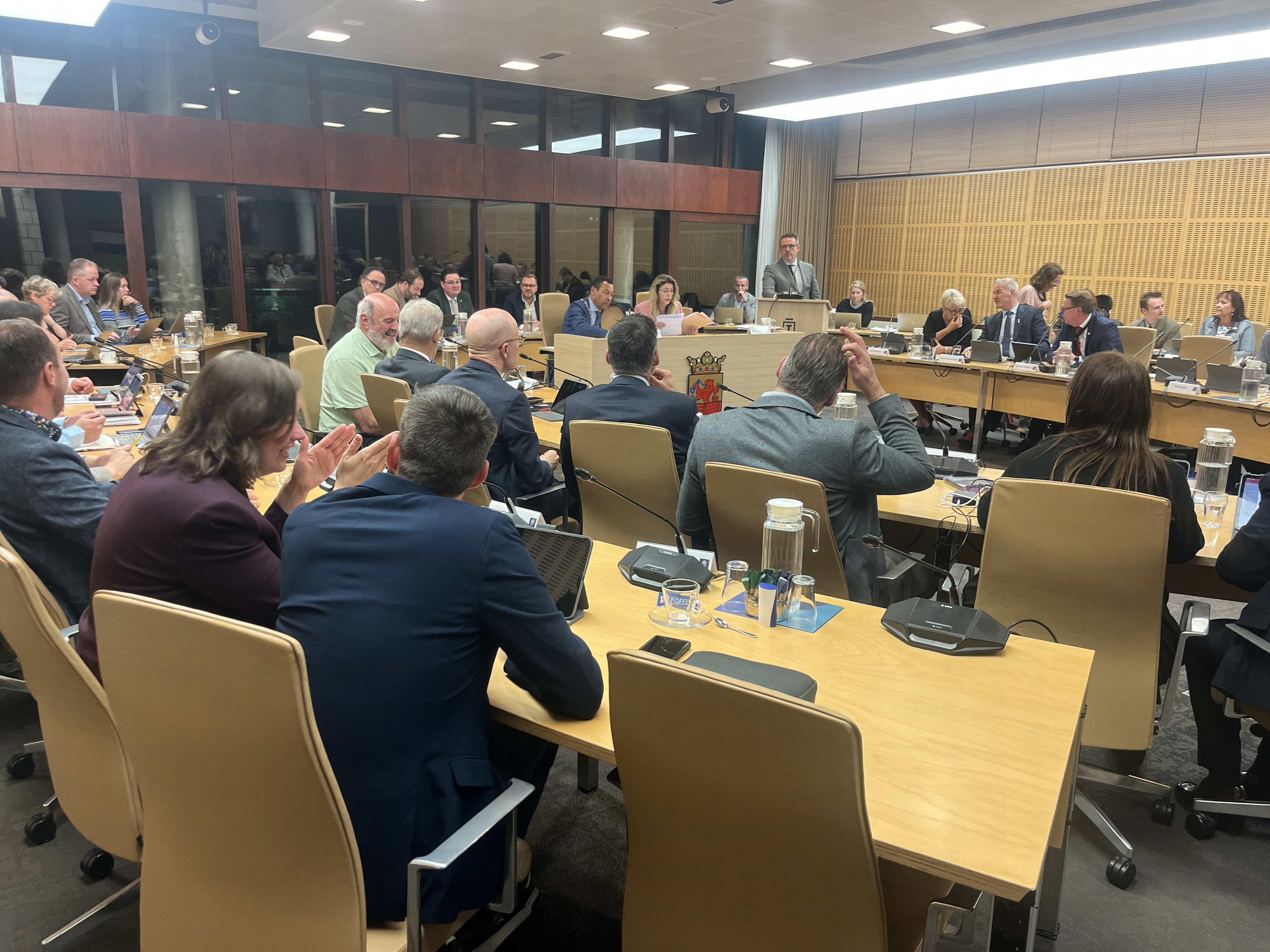 LIVE: Gemeenteraad Terneuzen stemt vóór vergunningverlening azc in de Handelspoort - PVV dient motie van wantrouwen in