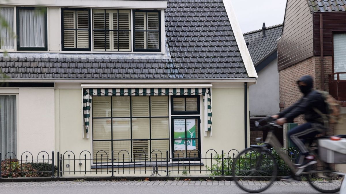 Pand in Amstelhoek gesloten vanwege drugs en wapens: 'Grote auto's en luiken dicht'