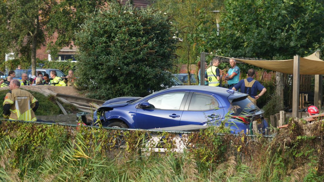 Auto crasht op speelterrein in Zwolle, één kind en bestuurder gewond
