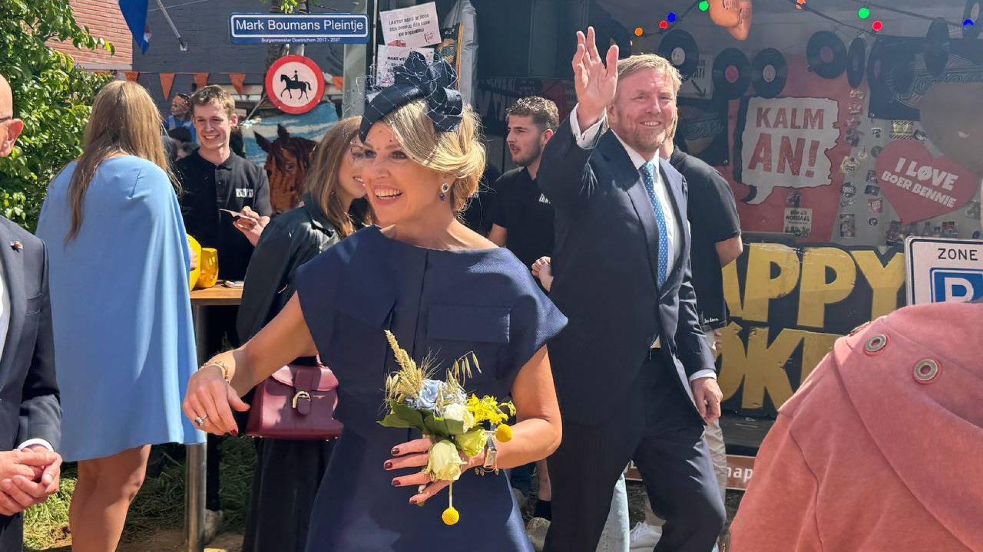 De koninklijke familie bij de keet van de Dolle Pony