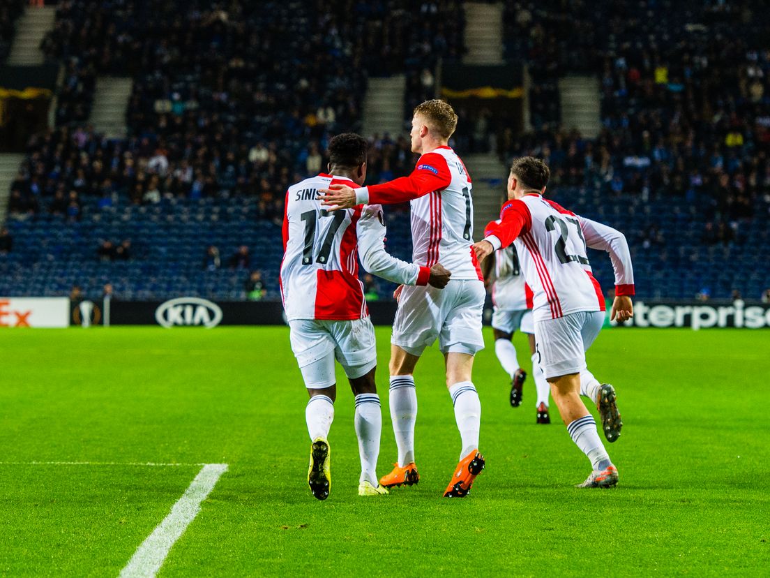 Feyenoord viert de 2-2 van Sam Larsson tegen FC Porto (Bron: VK Sportphoto - Yannick Verhoeven)