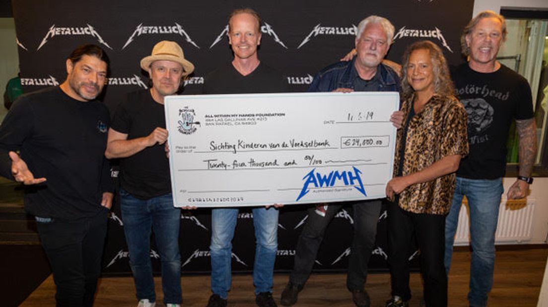 Jan Woldberg ontving namens de Dodewaardse stichting Kinderen van de Voedselbank een cheque uit handen van de bandleden van Metallica, vlak voor het concert in de Amsterdam ArenA van afgelopen dinsdag. 'Helemaal beduusd. We hebben een geweldige ontmoeting gehad', vertelt het trotse bestuurslid.