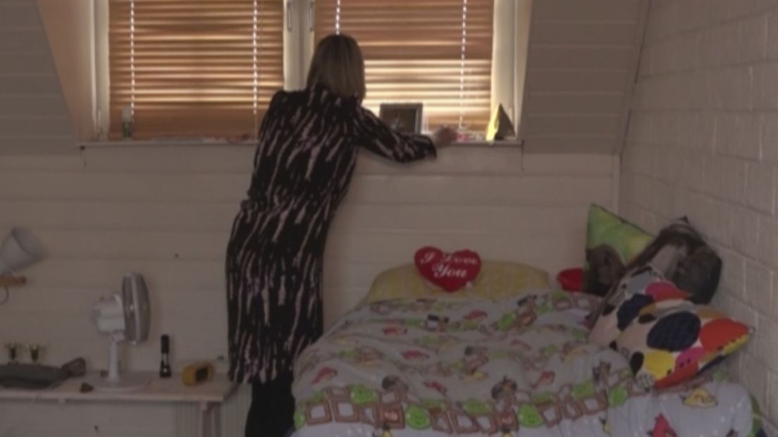 Anita Nijman uit Losser ruimt de slaapkamer op van een van haar drie pleegkinderen