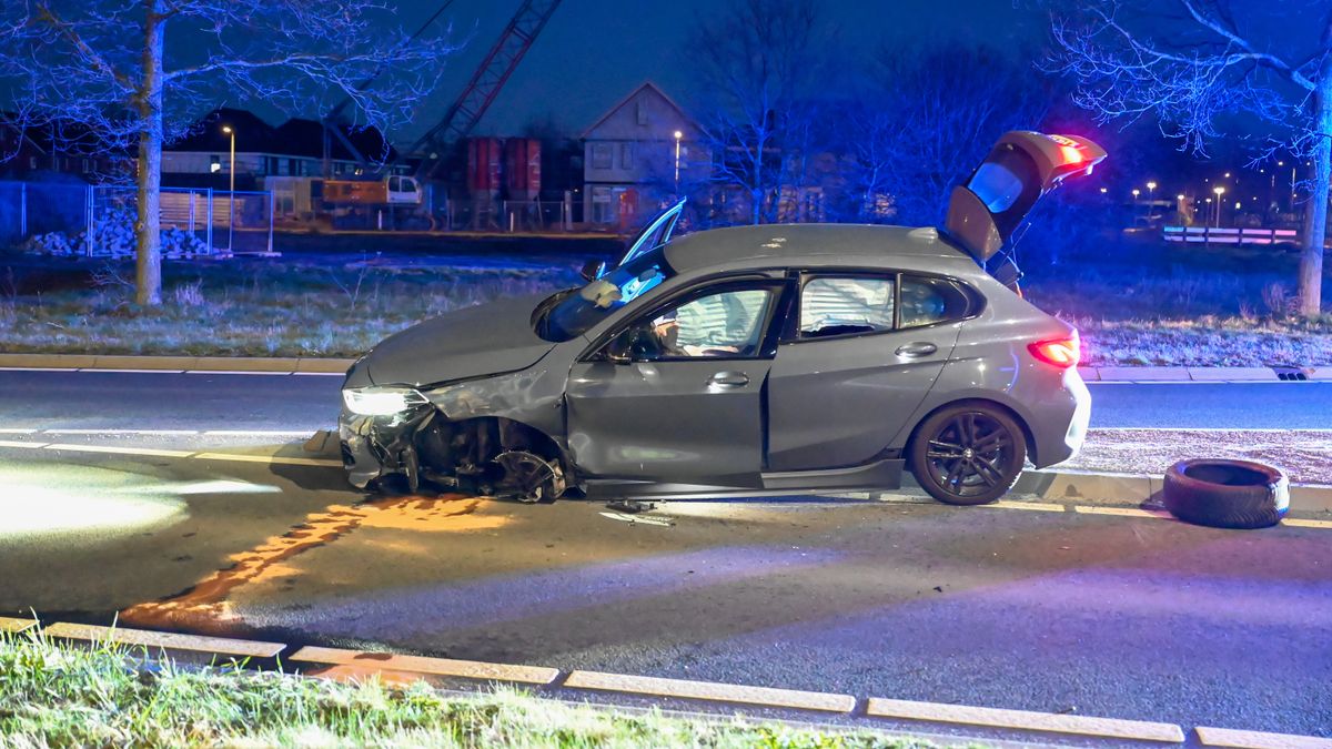 112 Nieuws: Auto botst tegen vangrail fietstunnel in Almelo
