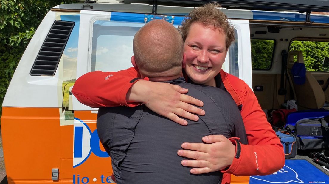 Jolien Kerkstra geeft Martijn Meier een dikke knuffel als bedankje