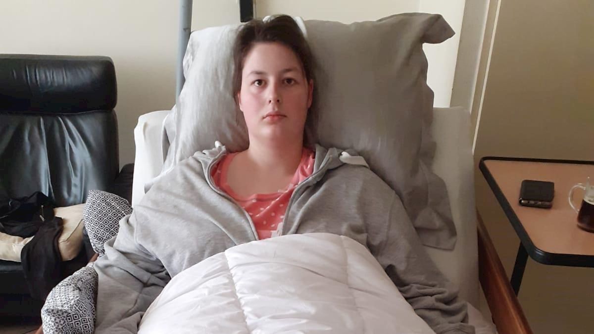 Verkeersslachtoffer Manuela kan door corona nergens terecht en moet het nu thuis maar zien te rooien
