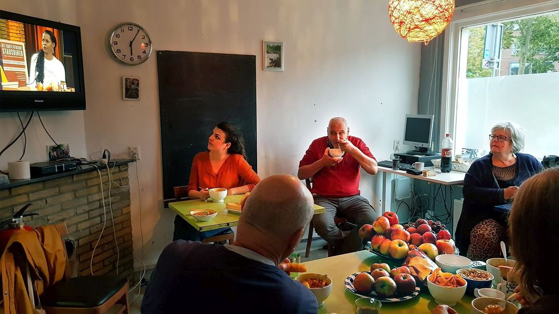 Vijfschaft eten en kijken naar het Grote Utrecht Stadsdiner.