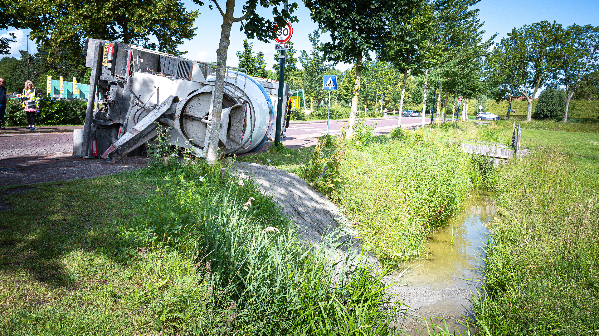 Een deel van het beton is in de sloot terechtgekomen.